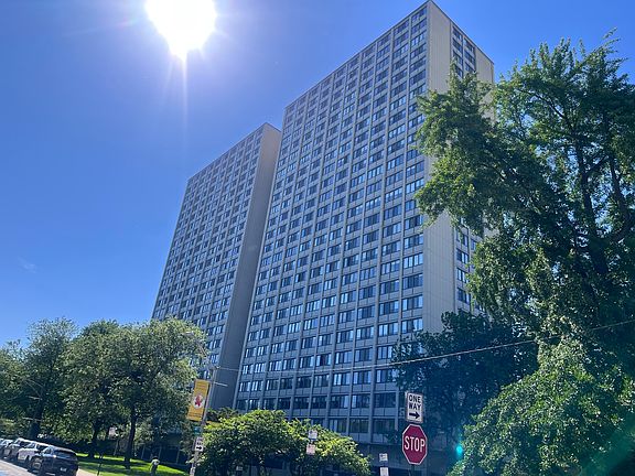2nd image of 4800 S Lake Park Ave #706A