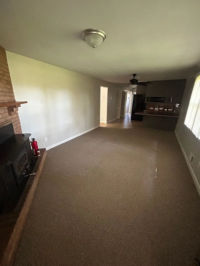 Comfortable 3 Bedroom Ranch with Carport & Lawn Care Included — Photo 3