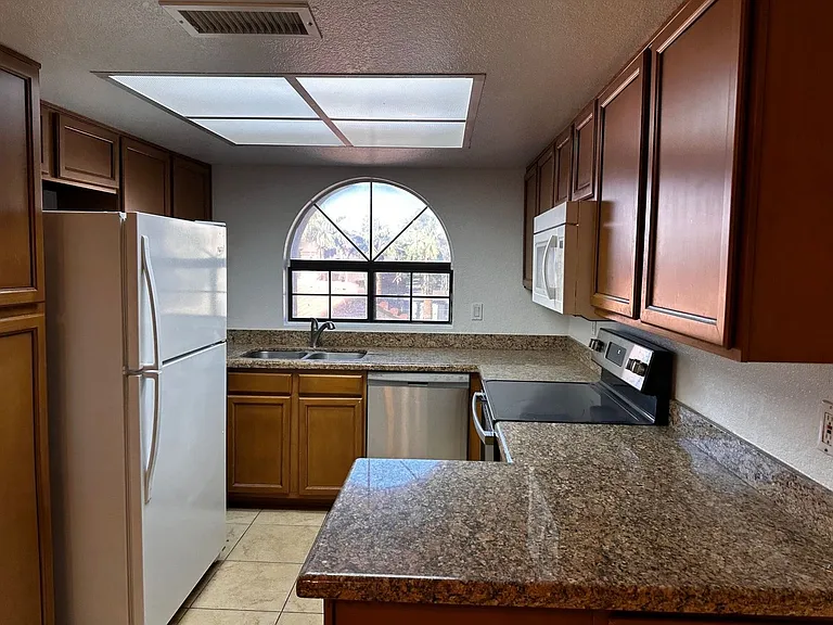 700 E Mesquite Cir #Q220 — Photo 3