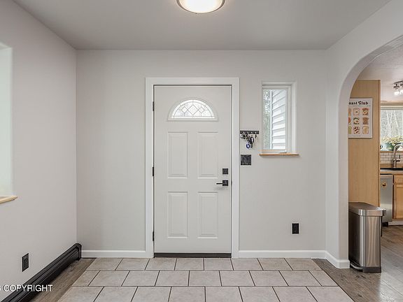 3rd image of 3760 Helensdale Ave