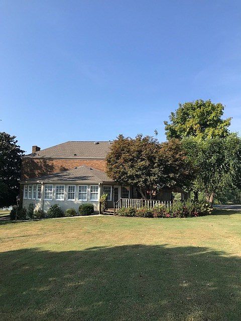 2nd image of 833 Country Club Est