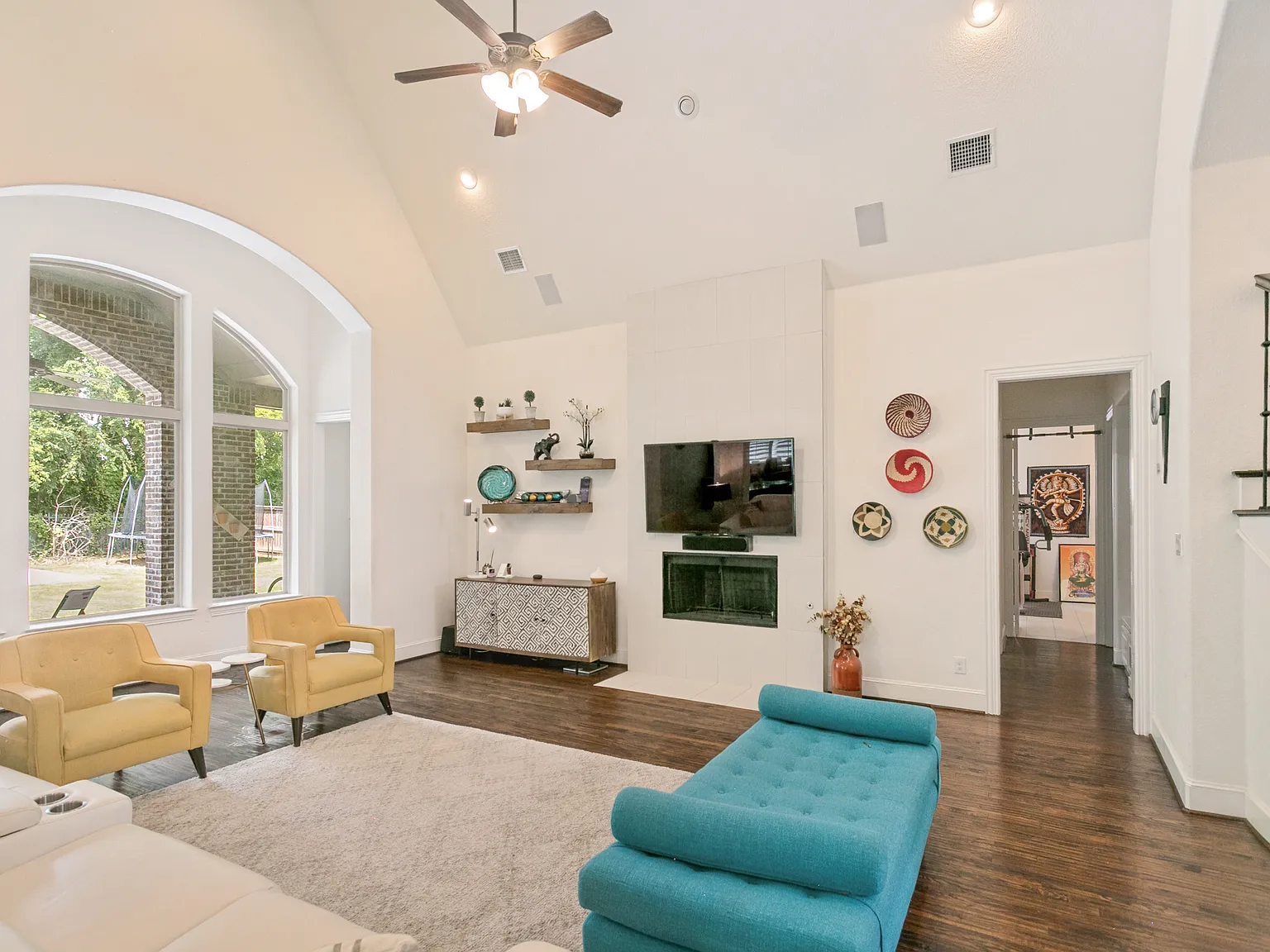 5 bed, 4.5 bath, 4513 sqft, $4,999 — Photo 4