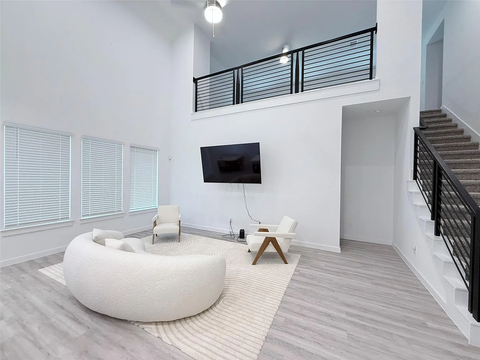 4 bed, 2.5 bath, 2657 sqft, $3,200 — Photo 3