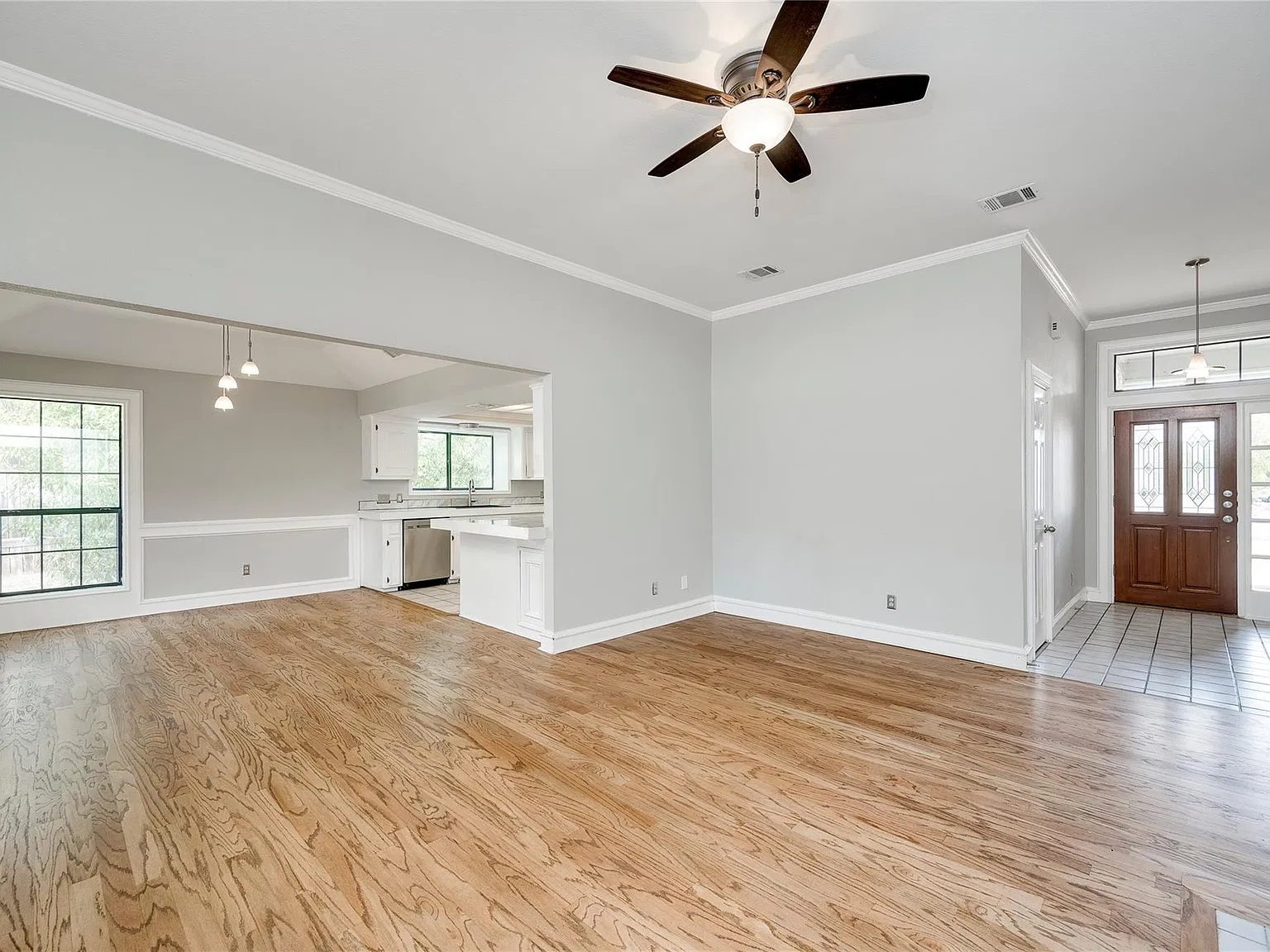3 bed, 2.0 bath, 1590 sqft, $2,300 — Photo 4