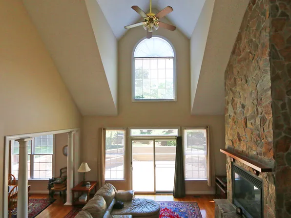 6 Blackberry Ln, Hampton, VA 23669