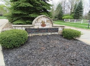 9049 Wynford Ln #25, Olmsted Falls, OH 44138