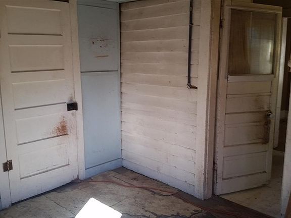 4th image of 408 E 7th St