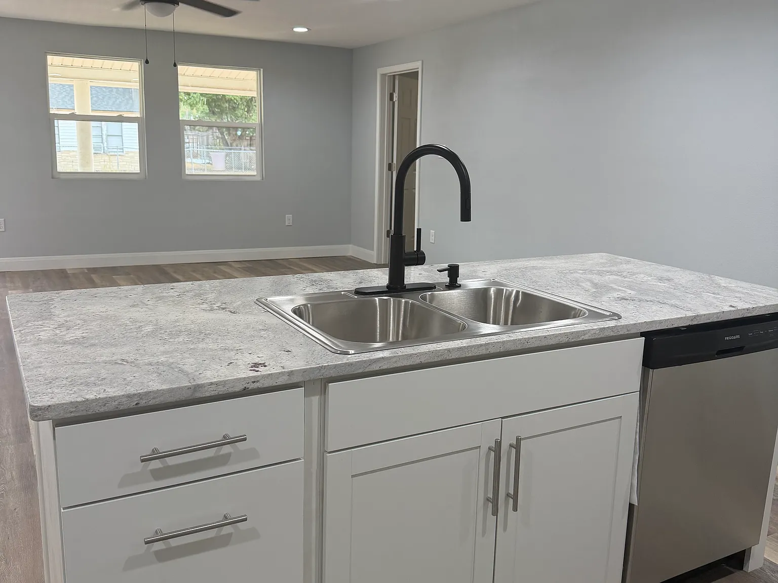 3 bed, 1300 sqft, $2,300 — Photo 3