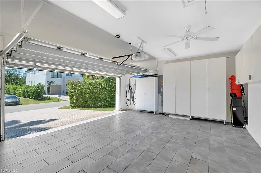 3 bed, 2.0 bath, 2324 sqft, $7,300 — Photo 4