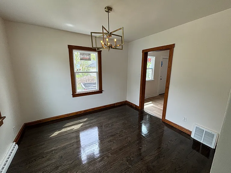 621 W 44th Pl — Photo 7