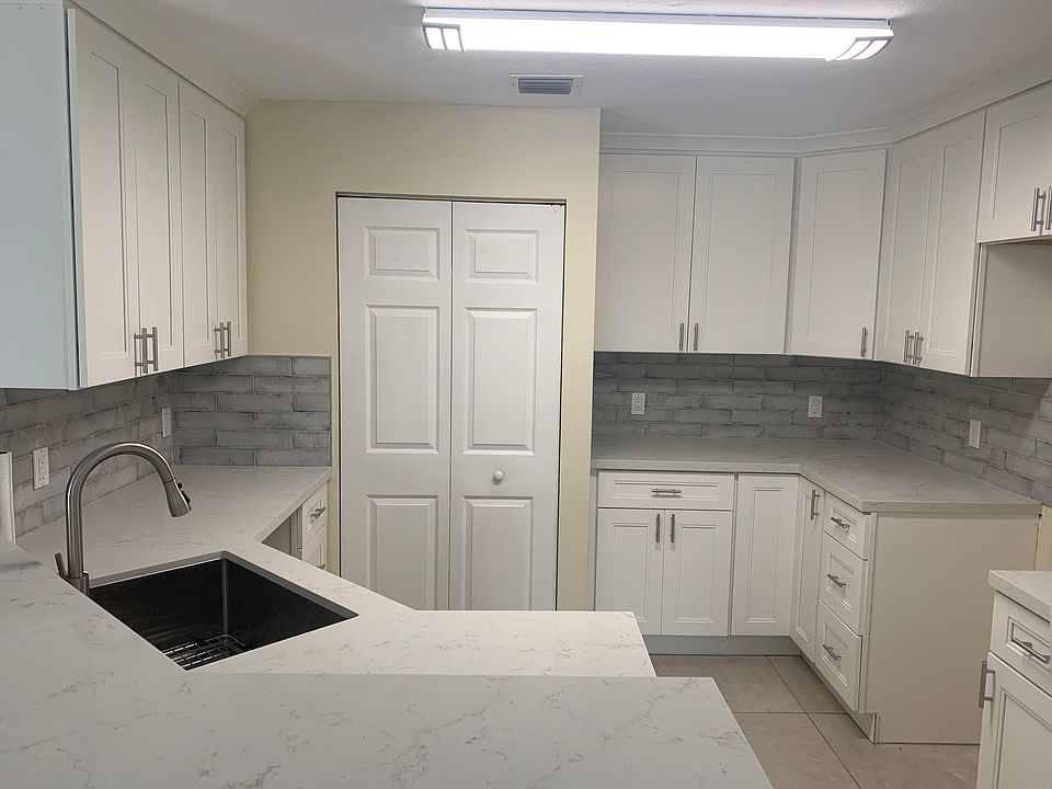 Recently renovated kitchen, quartz countertops, stainless steel appliances and washer/dryer