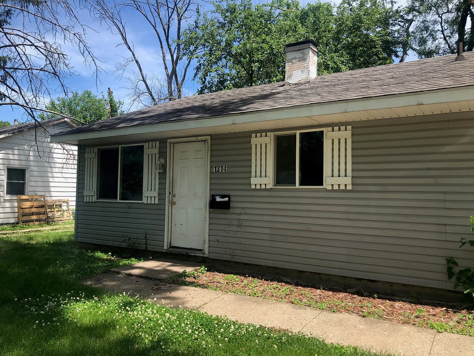 1314 Hedge Rd photo 1