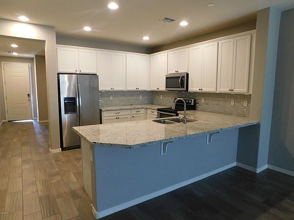 3rd image of 2833 E Hidalgo Ave