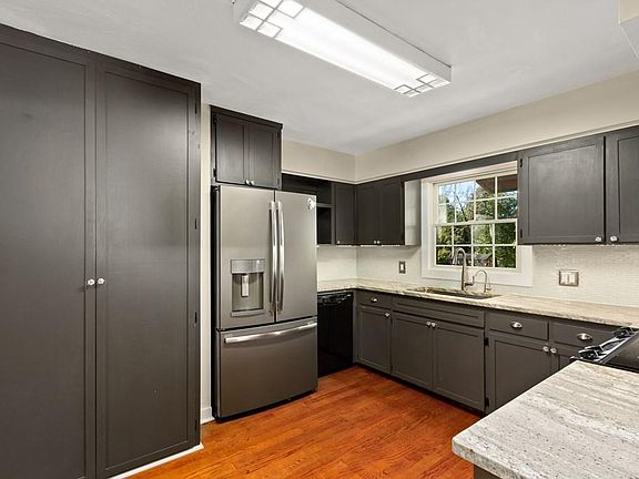 5th image of 2150 Cloverdale Dr