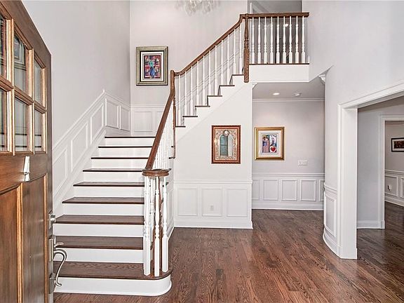 4th image of 4 Scott Cir