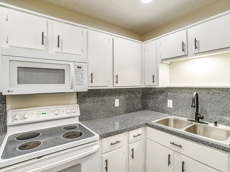 1104 Sproles Dr — Photo 13