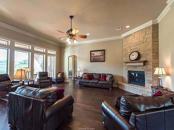 3rd image of 1400 Mission Hills Ct