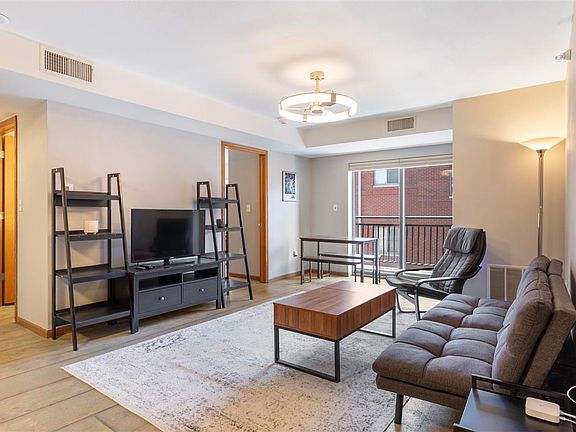2nd image of 332 S Linn St APT 314
