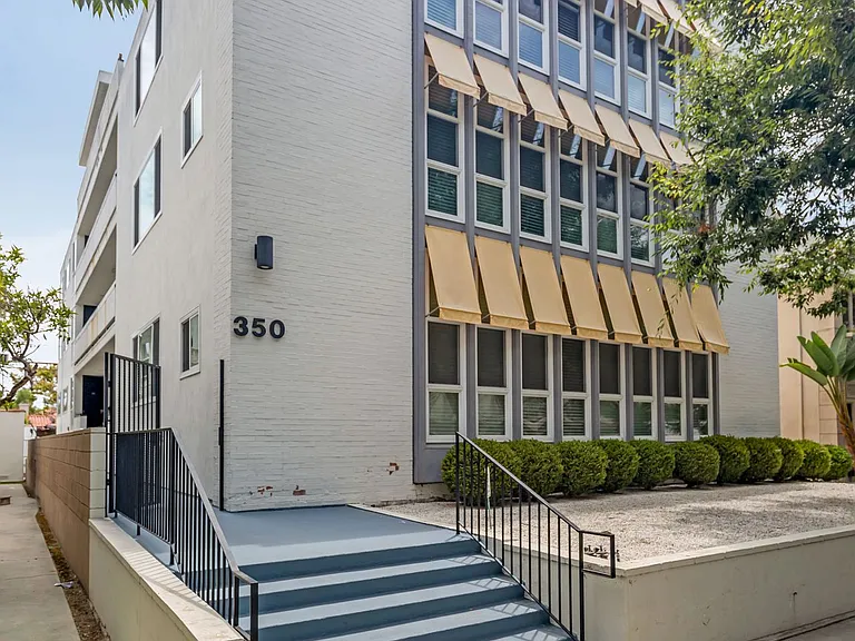 350 S Reeves Dr — Photo 5