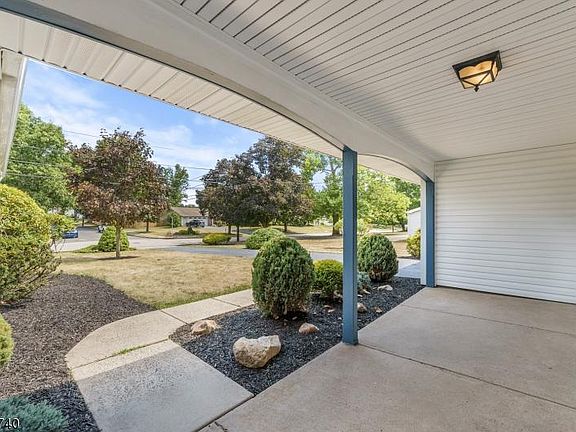 4th image of 28 Buttonwood Dr