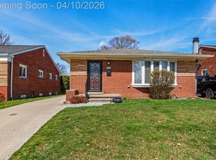 318 Park Dr, Clawson, MI