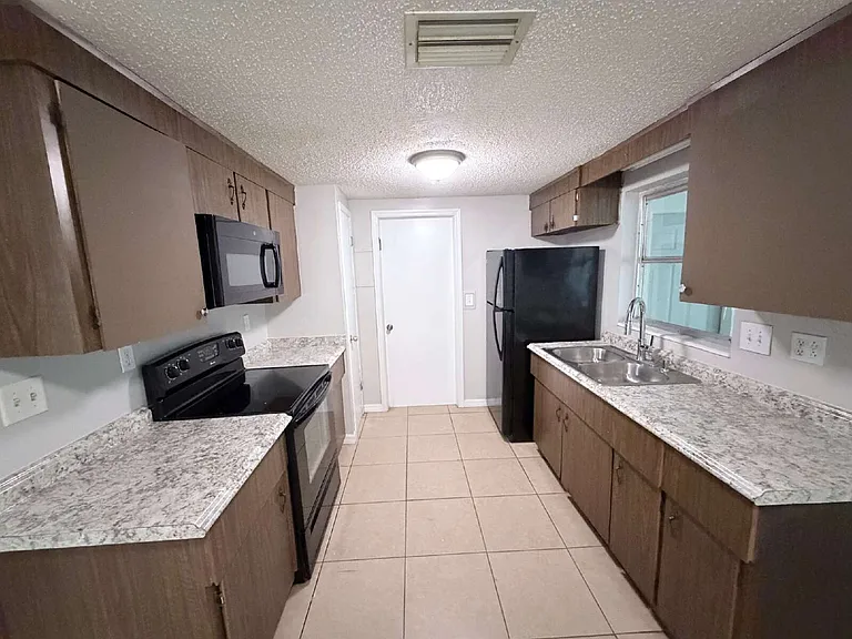 827 Carole St — Photo 3