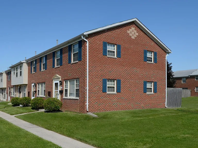 Yorktowne Townhomes — Photo 10