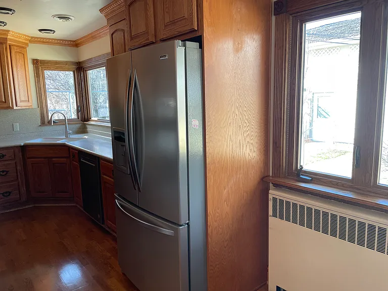 949 Victoria St — Photo 7