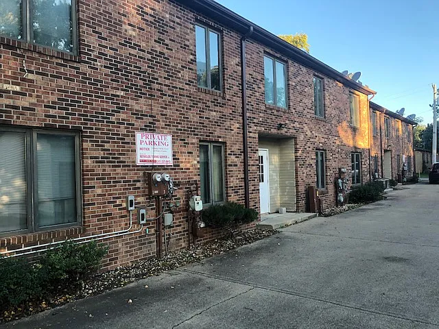 Building Photo - 302 N Penfield St #4