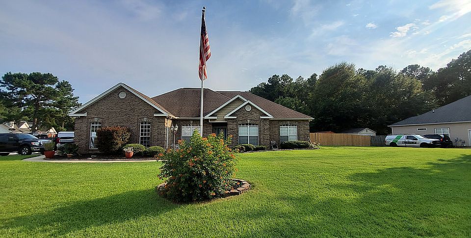 Front of House w/Flag Pole