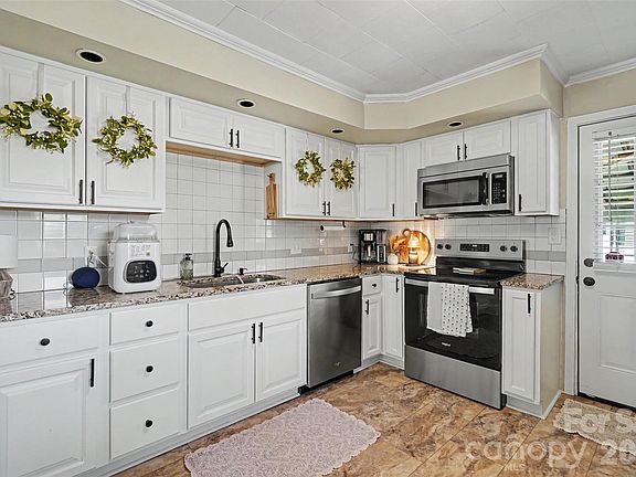 3rd image of 104 Pine Ln