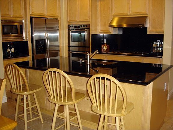 Kitchen w/bar at Island