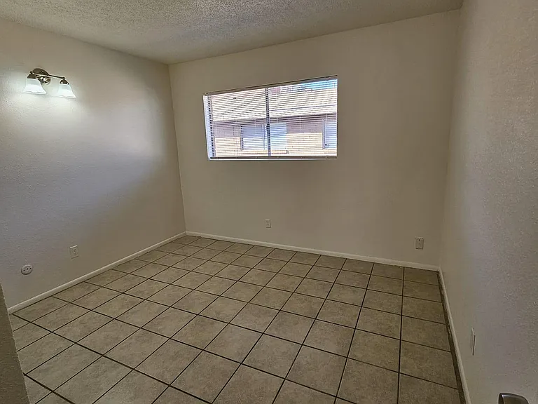 521 Palomas Dr SE #A — Photo 9