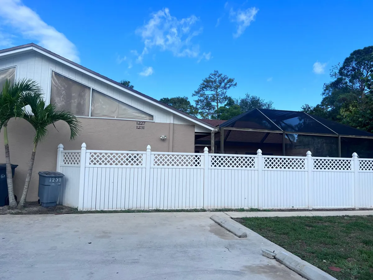 Primary Photo - 1231 Periwinkle Pl #LARGE PORCH