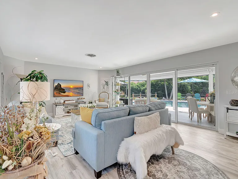 302 Venice Dr — Photo 8
