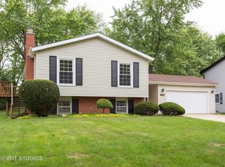 906 69th St, Darien, IL 60561