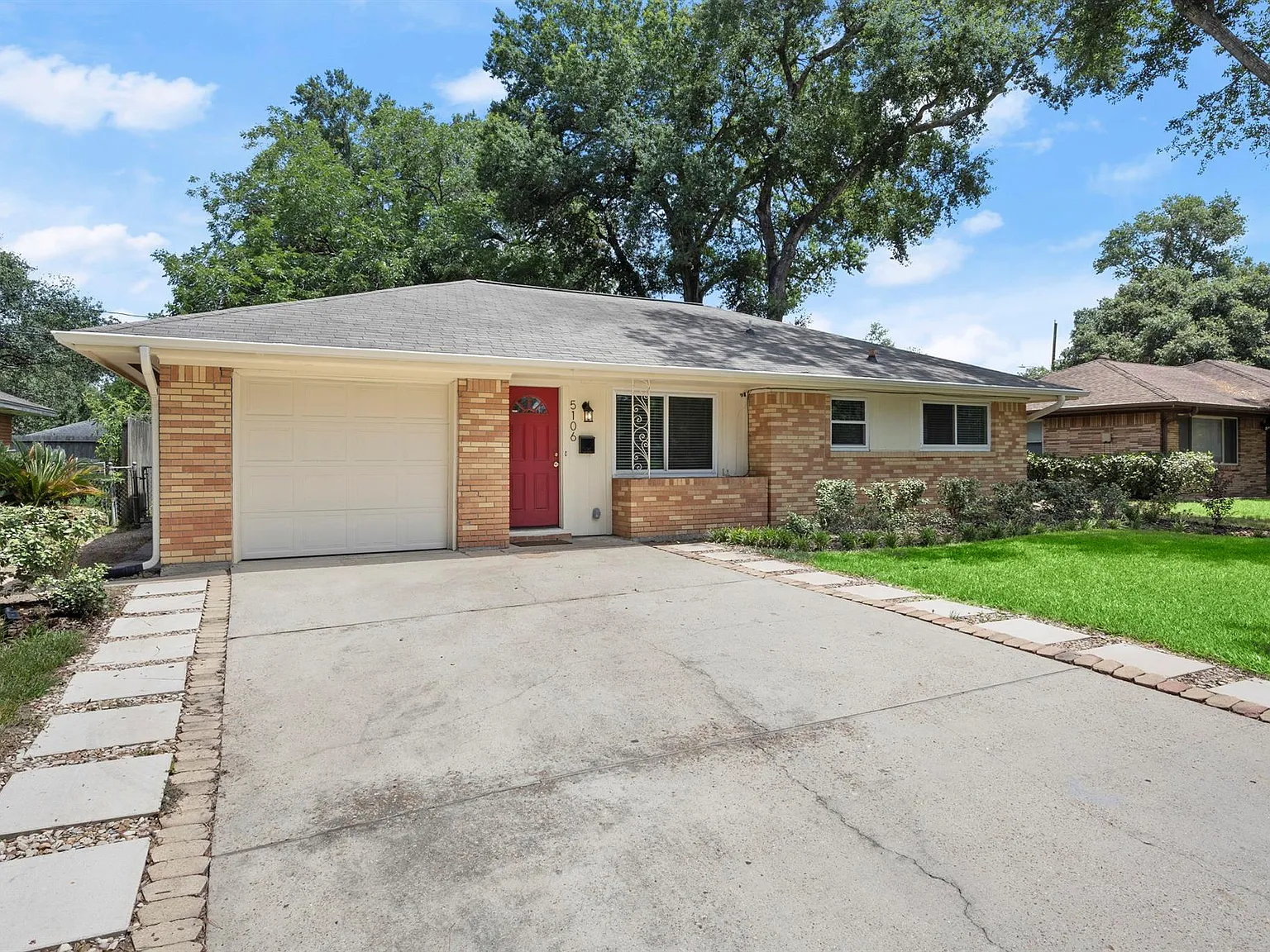 3 bed, 1.0 bath, 1184 sqft, $2,045 — Photo 3
