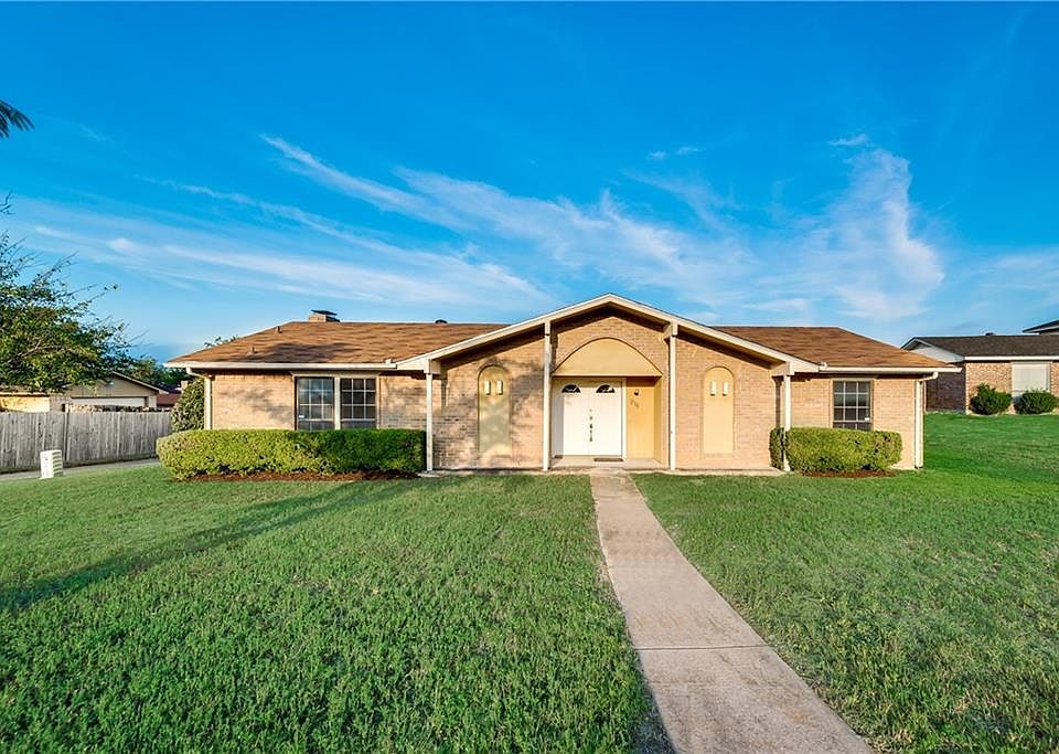 1st image of 915 Live Oak Ct