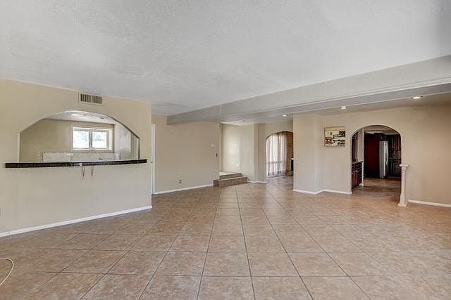 1st image of 301 Parkway Dr E