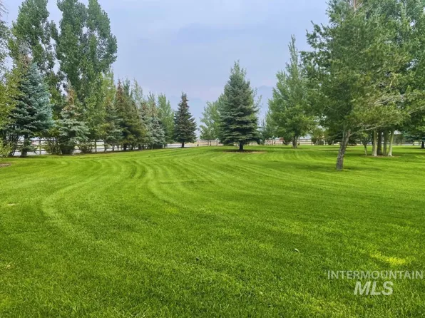 4238 Summit Dr, Mackay, ID 83251