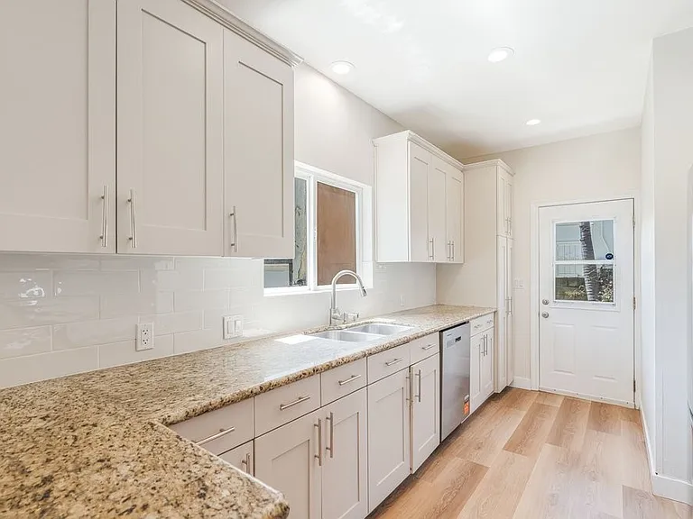 1100 S Highland Ave — Photo 12
