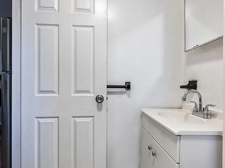256 Hurley St #C — Photo 8