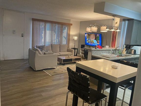 3rd image of 967 S Barrington Ave APT 3