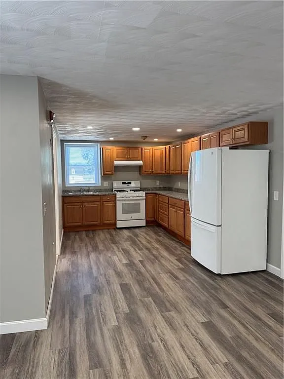 3 bed, 1.0 bath, 1100 sqft, $2,500 — Photo 2