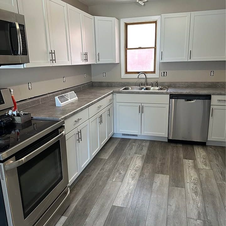 1st image of 402 2nd Ave N