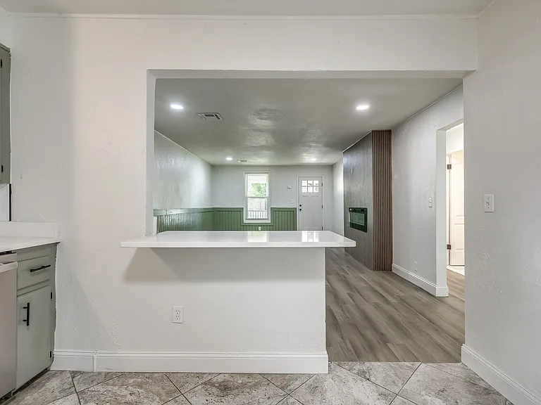 208 E Carson St — Photo 20