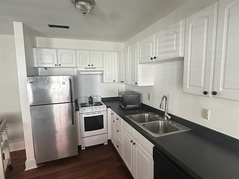 45 Elizabeth St #B — Photo 4