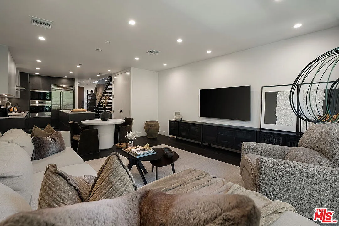 1 bed, 1.5 bath, 1241 sqft, $8,995 — Photo 3
