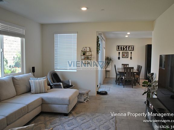 3rd image of 817 Lincolnshire Cir