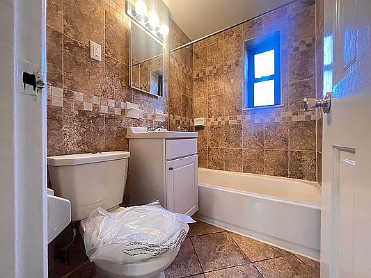 4th image of 2061 27th St #1